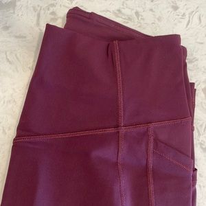 Lululemon maroon crop legging. Size 8. Never worn.